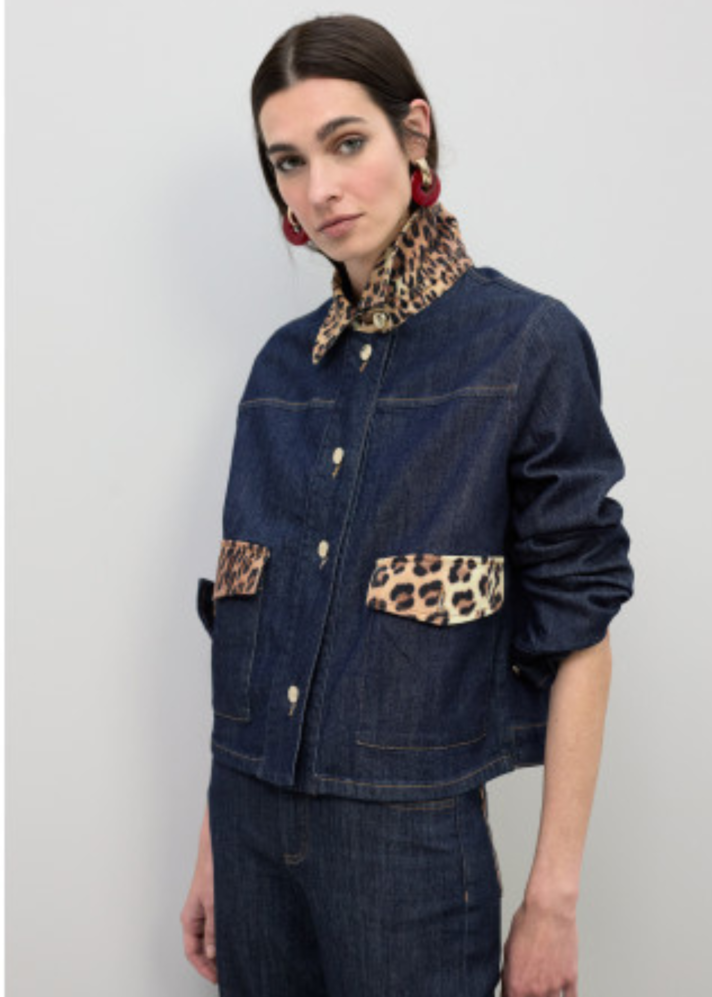 Cazadora denim con detalles leopardo