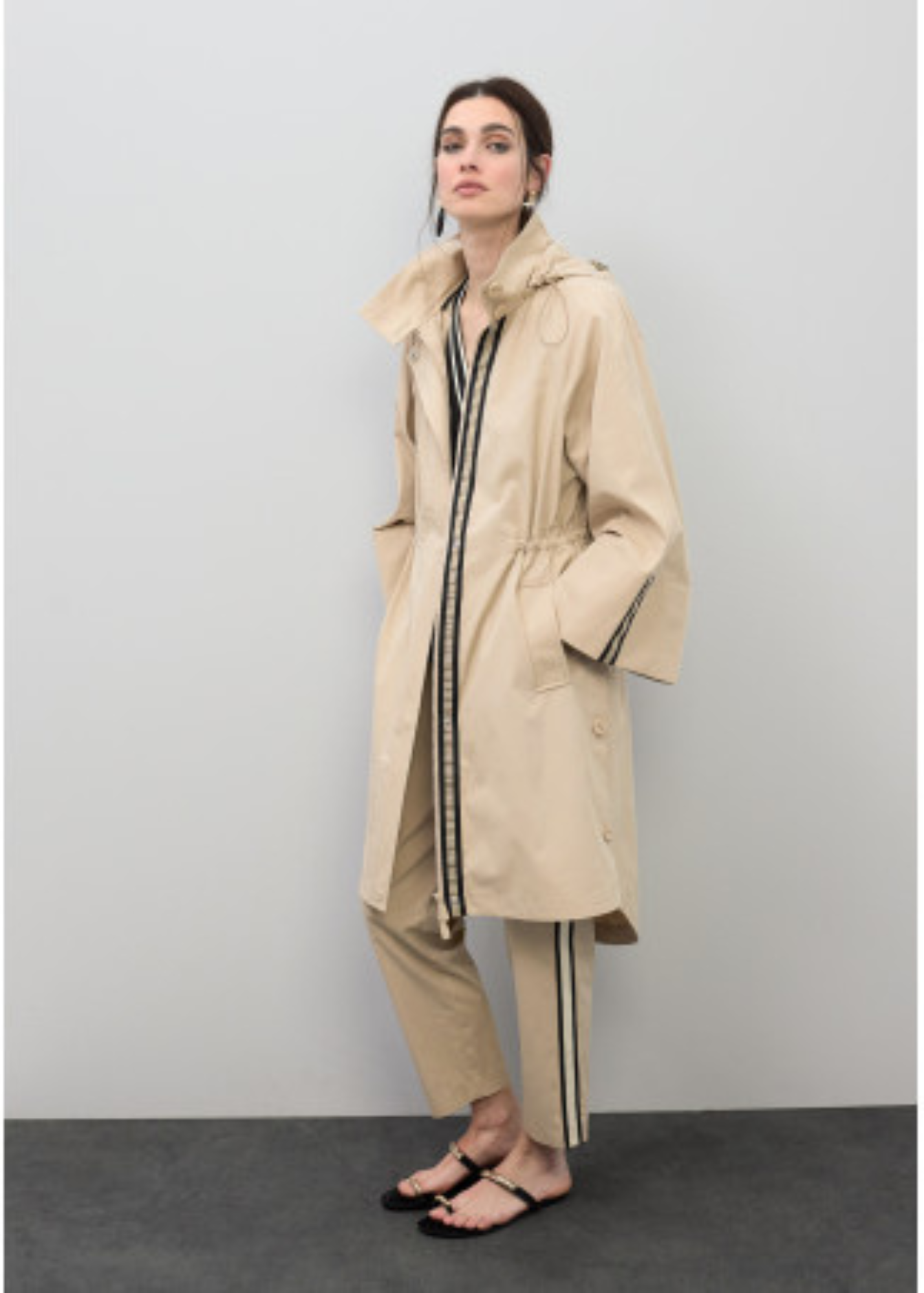 Gabardina parka oversize con detalles de vivos