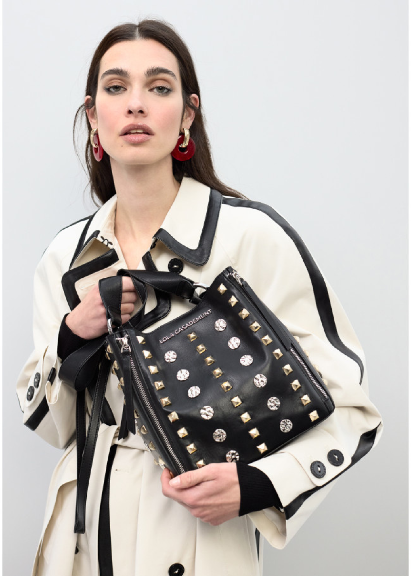 Bolso de hombro con tachas.