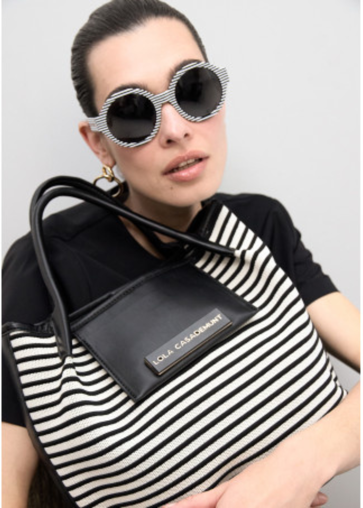 Bolso shopper tejido de rayas.