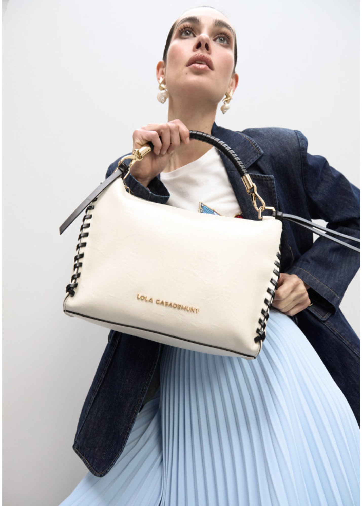 Bolso con detalle trenzado a contraste.