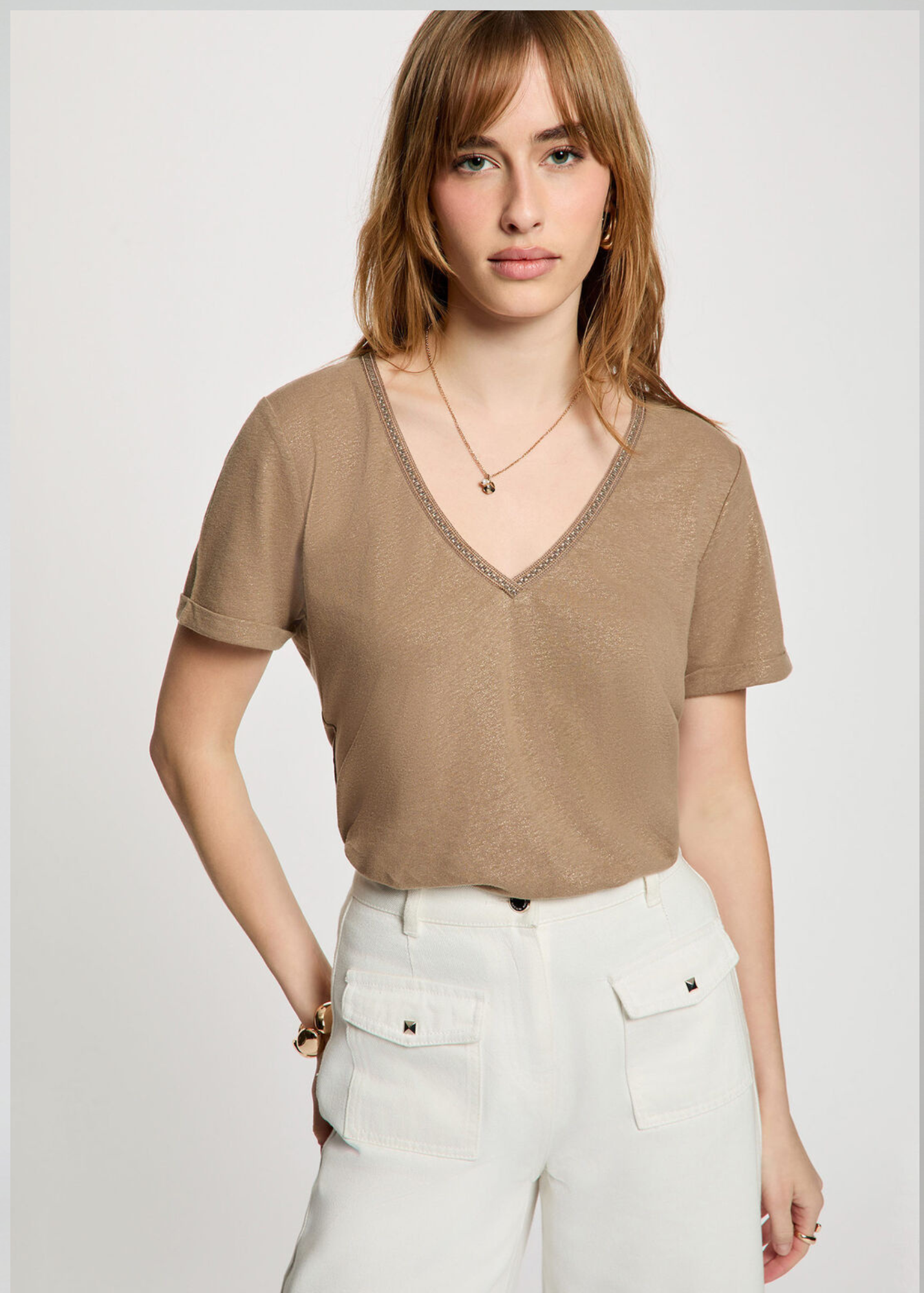 Camiseta con cuello en v y con brillo.